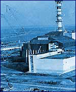 Спорудження саркофага над зруйнованим реактором